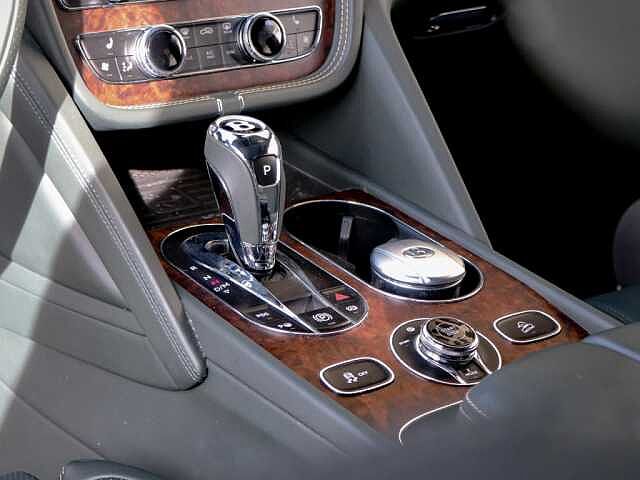 31:Bentley Bentayga V6 Hybrid, SUV, Cumbrian Green, Bentley Monaco