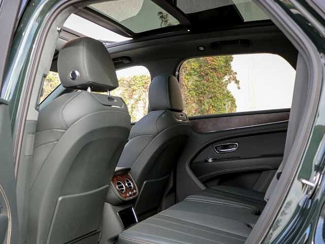 19:Bentley Bentayga V6 Hybrid, SUV, Cumbrian Green, Bentley Monaco