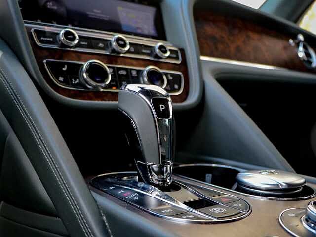 22:Bentley Bentayga V6 Hybrid, SUV, Cumbrian Green, Bentley Monaco